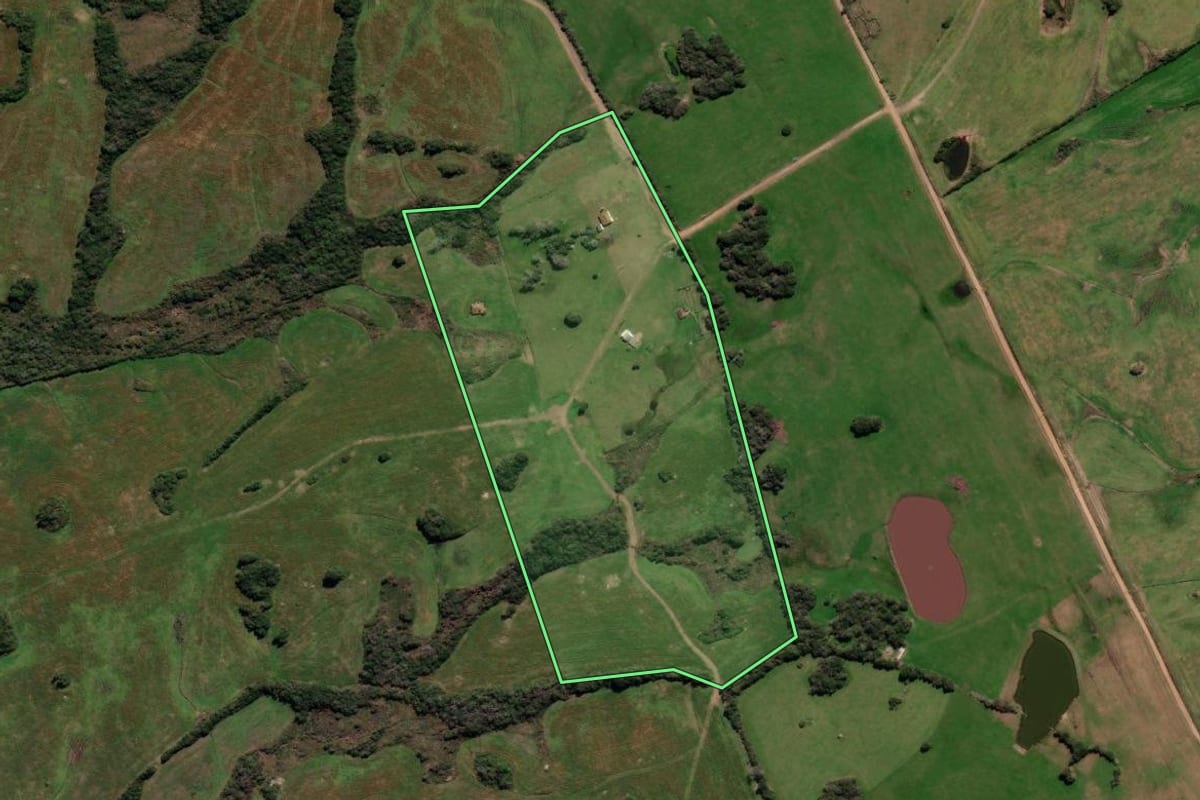 Imagem de satélite do imóvel rural em Canguçu (RS), com o contorno declarado no CAR desenhado por cima.