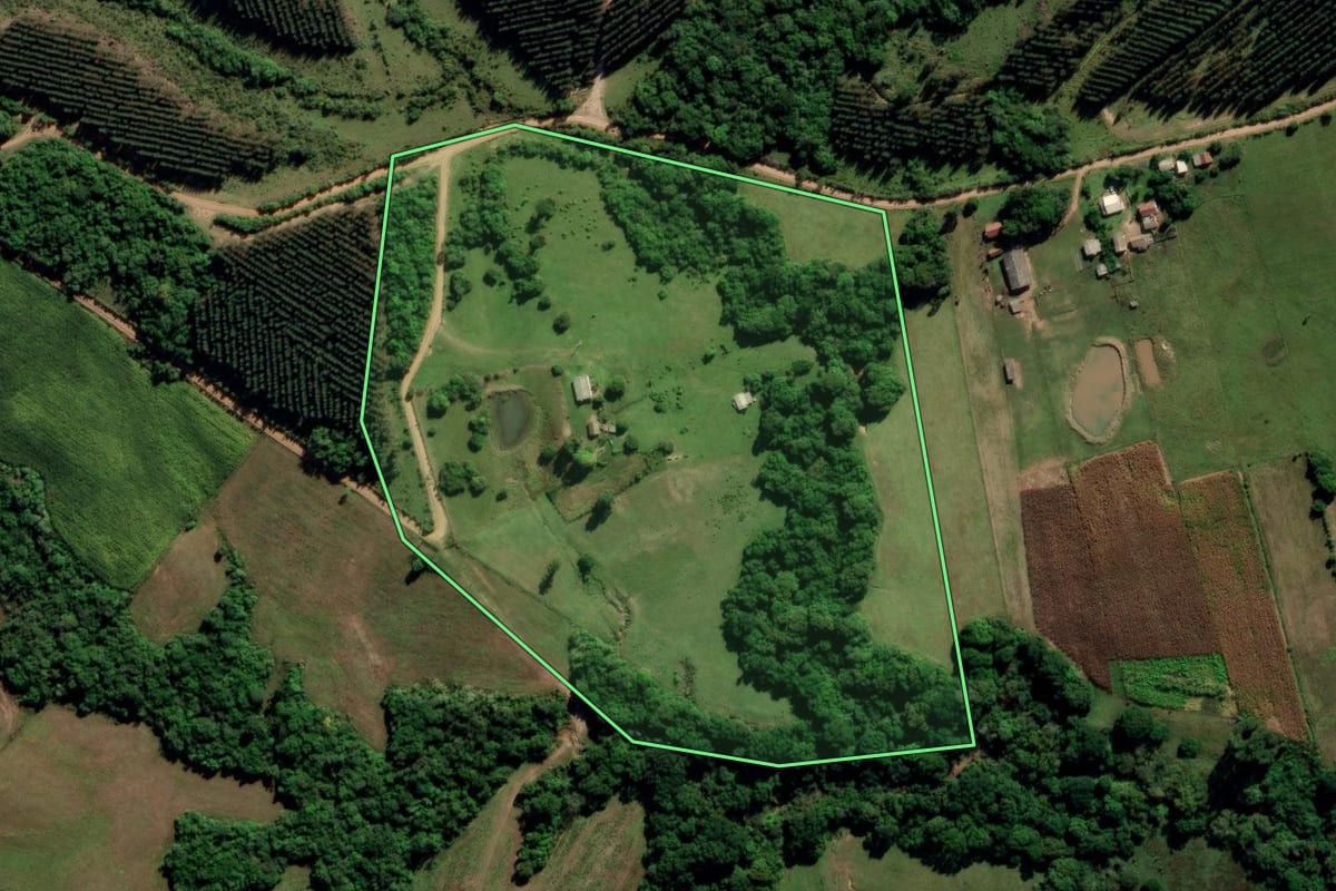 Imagem de satélite do imóvel rural em Canguçu (RS), com o contorno declarado no CAR desenhado por cima.