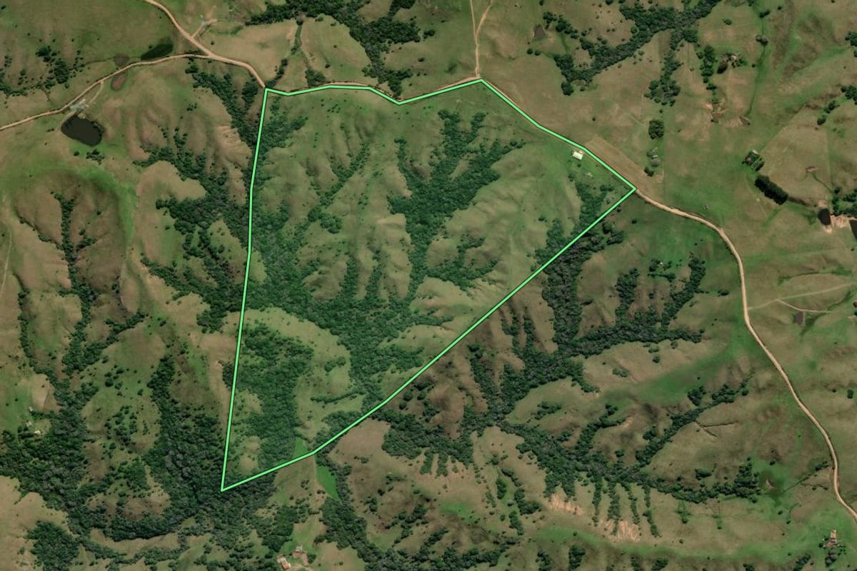 Imagem de satélite do imóvel rural em Canguçu (RS), com o contorno declarado no CAR desenhado por cima.