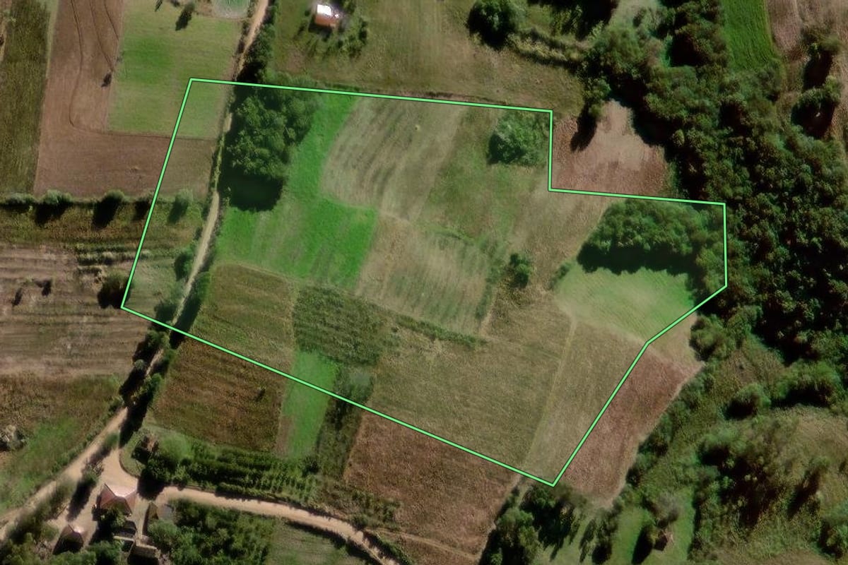 Imagem de satélite do imóvel rural em Canguçu (RS), com o contorno declarado no CAR desenhado por cima.