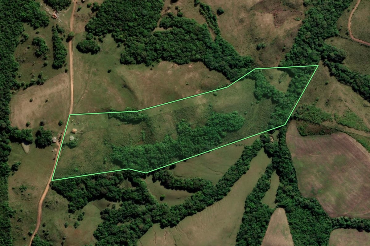 Imagem de satélite do imóvel rural em Canguçu (RS), com o contorno declarado no CAR desenhado por cima.