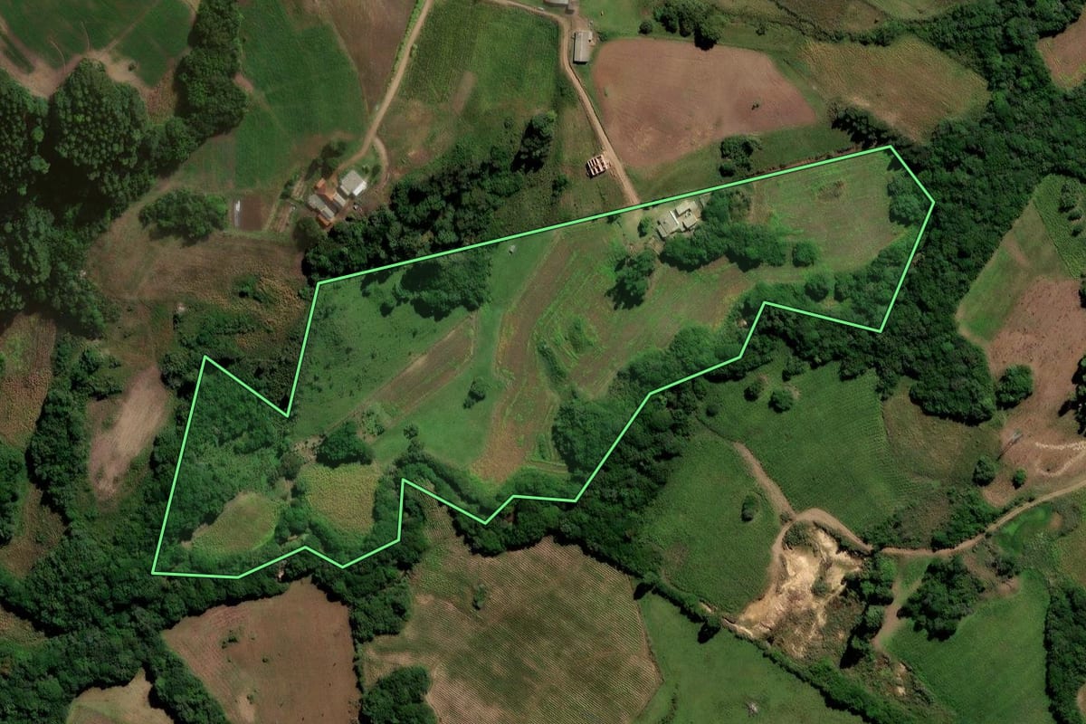 Imagem de satélite do imóvel rural em Canguçu (RS), com o contorno declarado no CAR desenhado por cima.