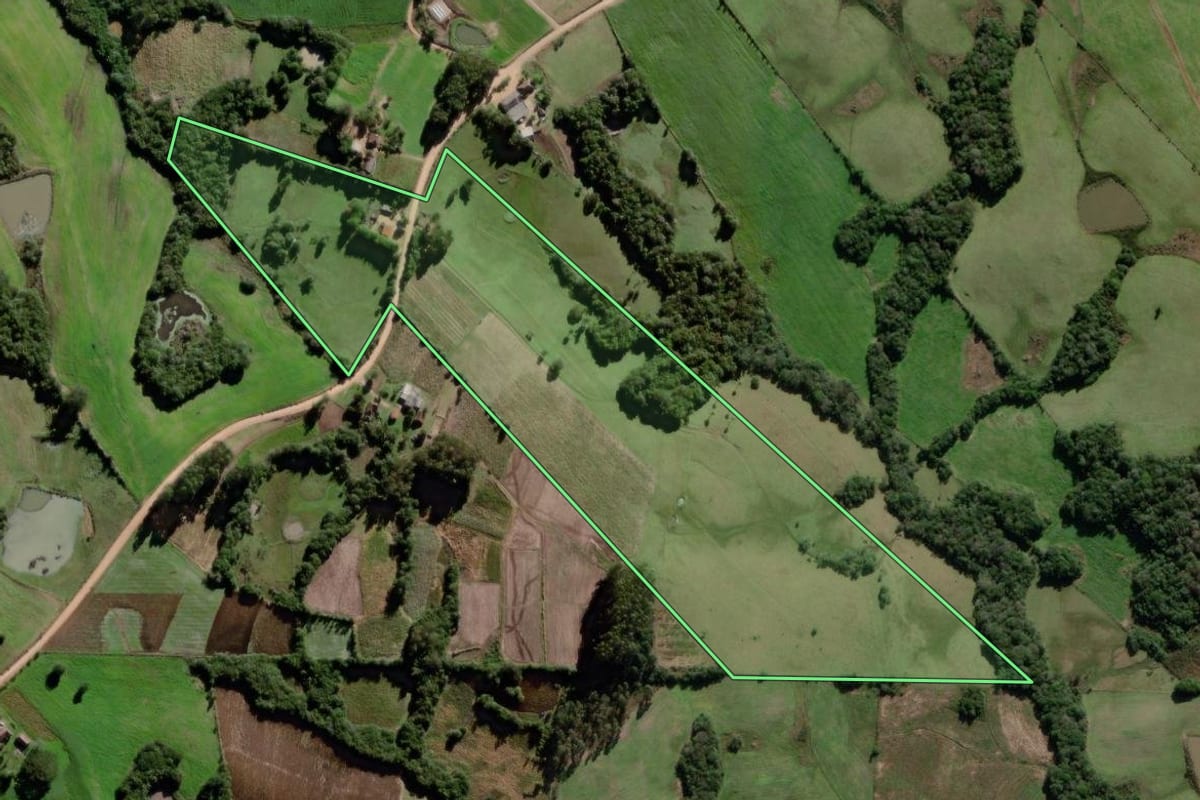 Imagem de satélite do imóvel rural em Canguçu (RS), com o contorno declarado no CAR desenhado por cima.