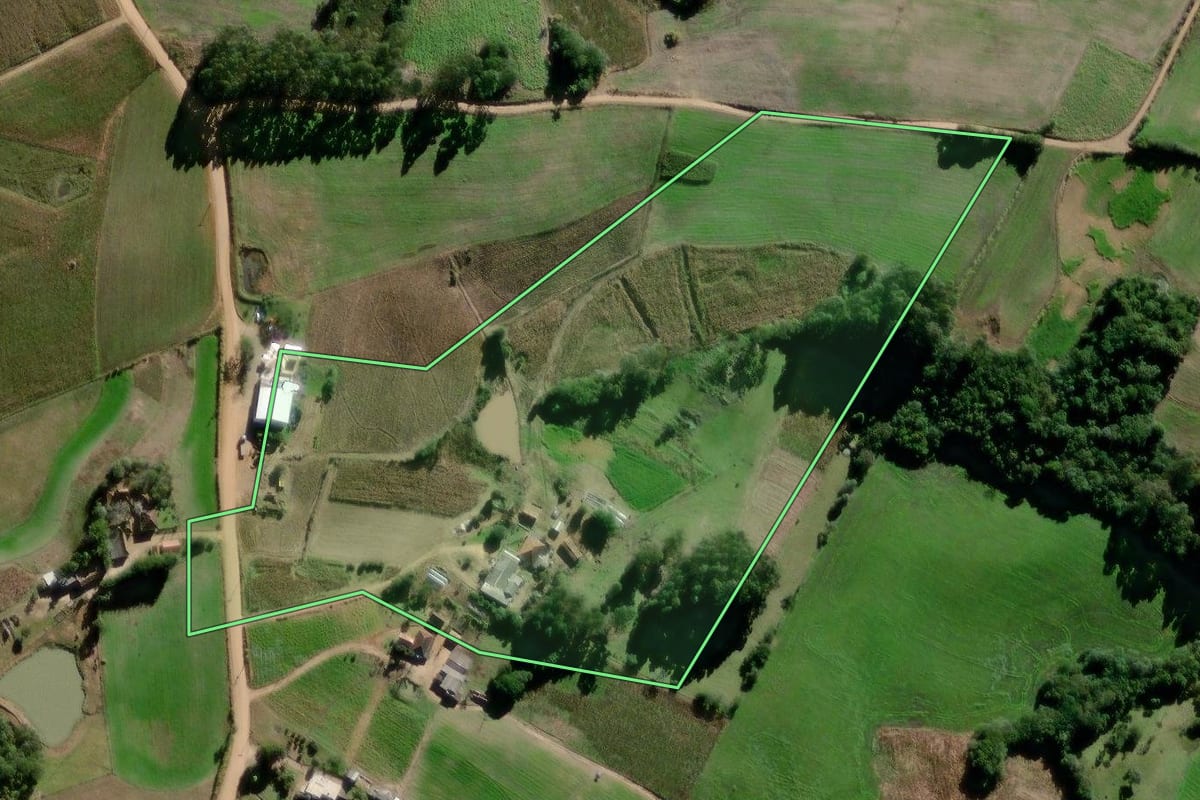 Imagem de satélite do imóvel rural em Canguçu (RS), com o contorno declarado no CAR desenhado por cima.