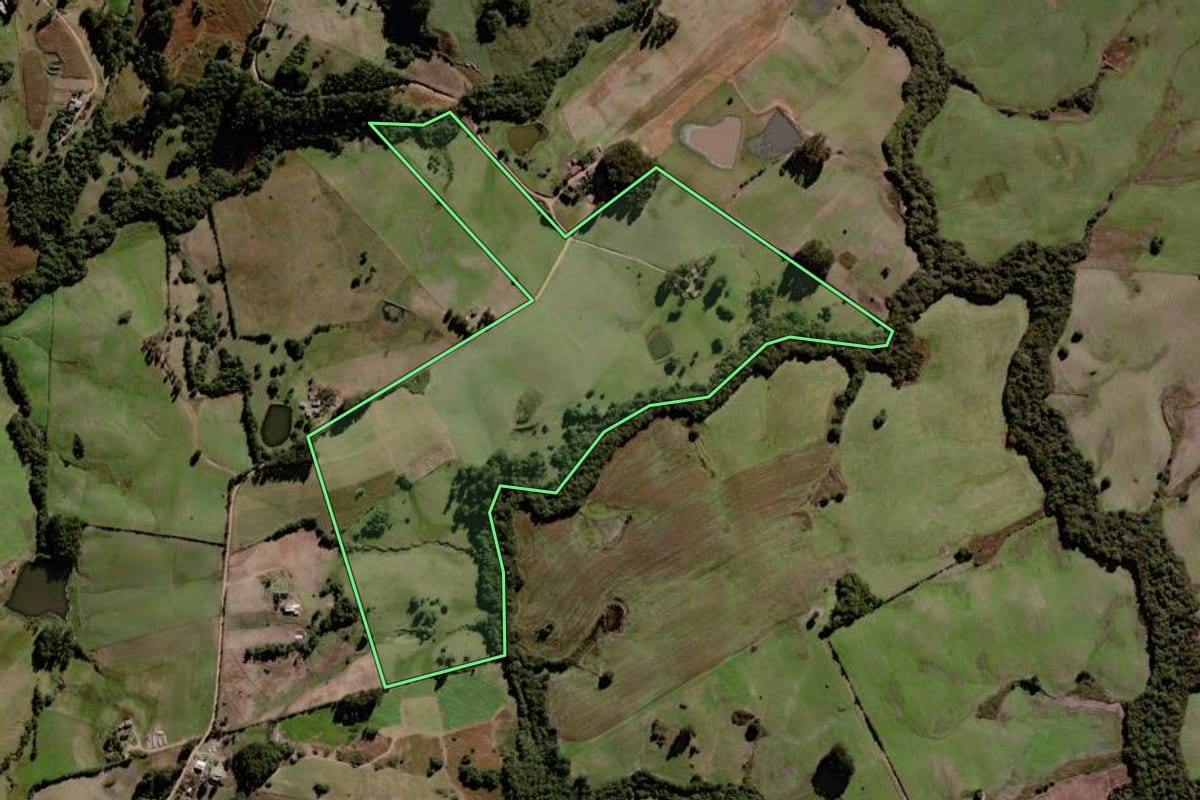 Imagem de satélite do imóvel rural em Canguçu (RS), com o contorno declarado no CAR desenhado por cima.