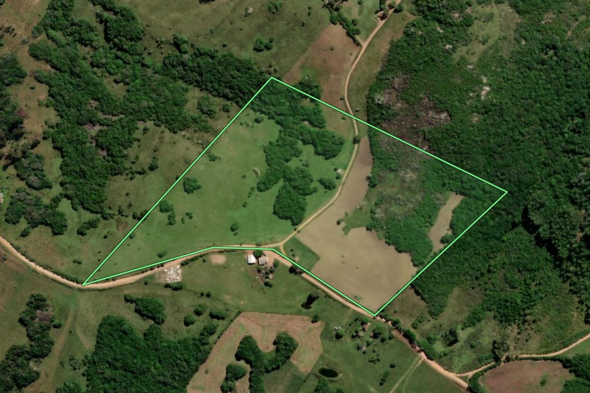Imagem de satélite do imóvel rural em Canguçu (RS), com o contorno declarado no CAR desenhado por cima.