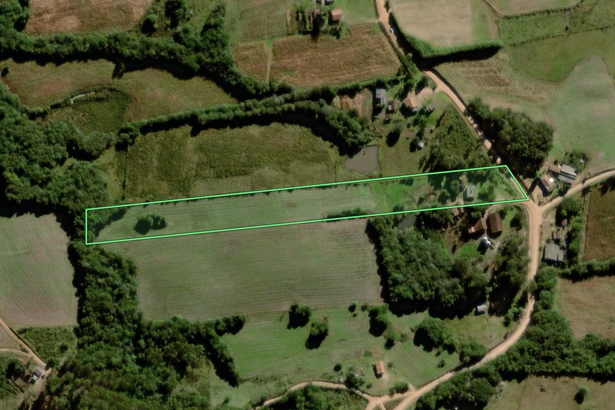 Imagem de satélite do imóvel rural em Canguçu (RS), com o contorno declarado no CAR desenhado por cima.