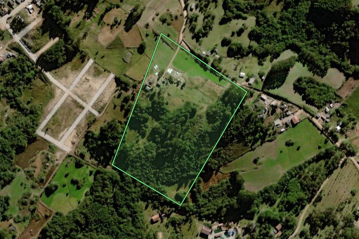 Imagem de satélite do imóvel rural em Canguçu (RS), com o contorno declarado no CAR desenhado por cima.