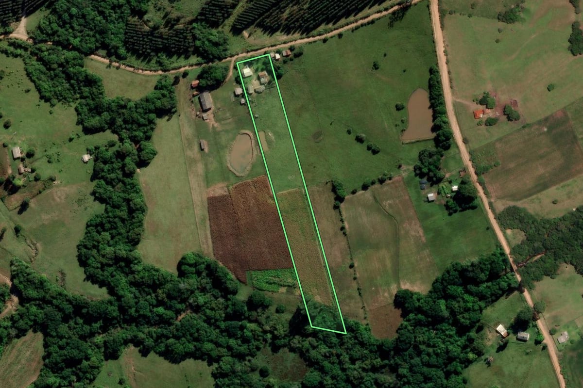 Imagem de satélite do imóvel rural em Canguçu (RS), com o contorno declarado no CAR desenhado por cima.