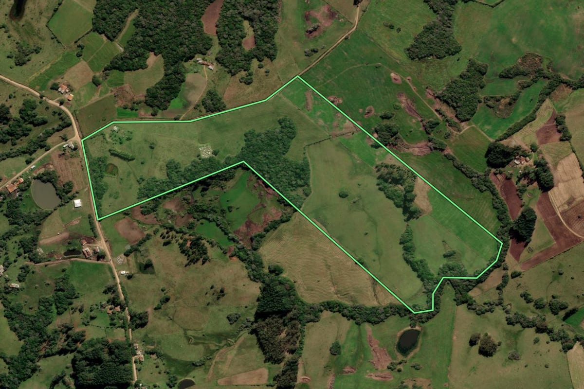 Imagem de satélite do imóvel rural em Canguçu (RS), com o contorno declarado no CAR desenhado por cima.