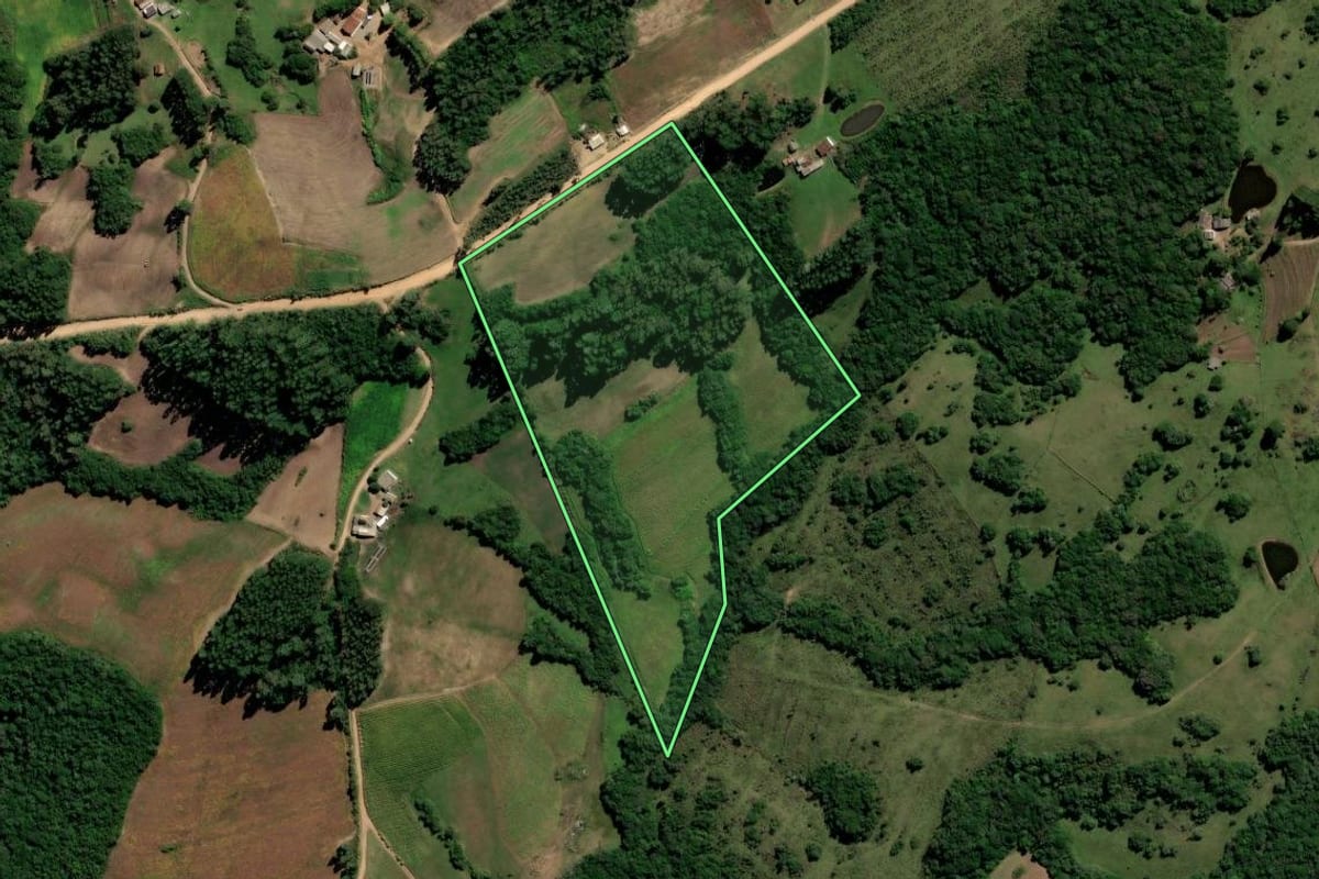 Imagem de satélite do imóvel rural em Canguçu (RS), com o contorno declarado no CAR desenhado por cima.