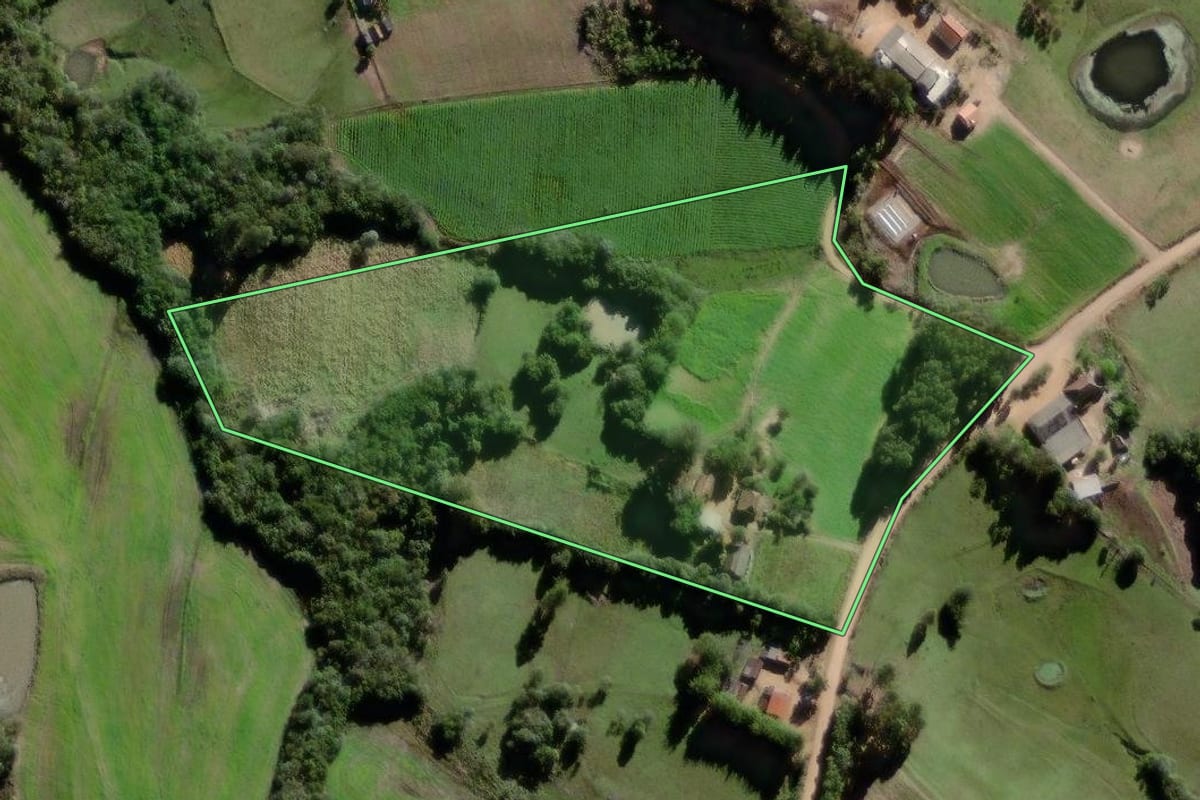 Imagem de satélite do imóvel rural em Canguçu (RS), com o contorno declarado no CAR desenhado por cima.