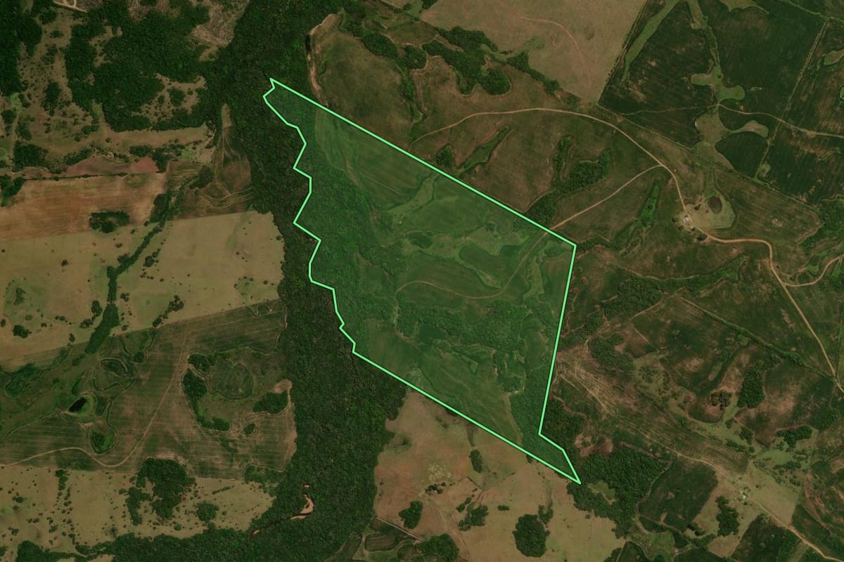 Imagem de satélite do imóvel rural em Canguçu (RS), com o contorno declarado no CAR desenhado por cima.