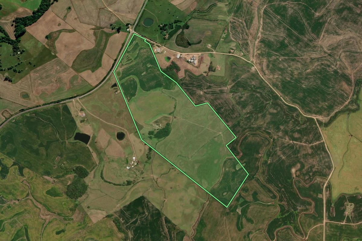 Imagem de satélite do imóvel rural em Canguçu (RS), com o contorno declarado no CAR desenhado por cima.