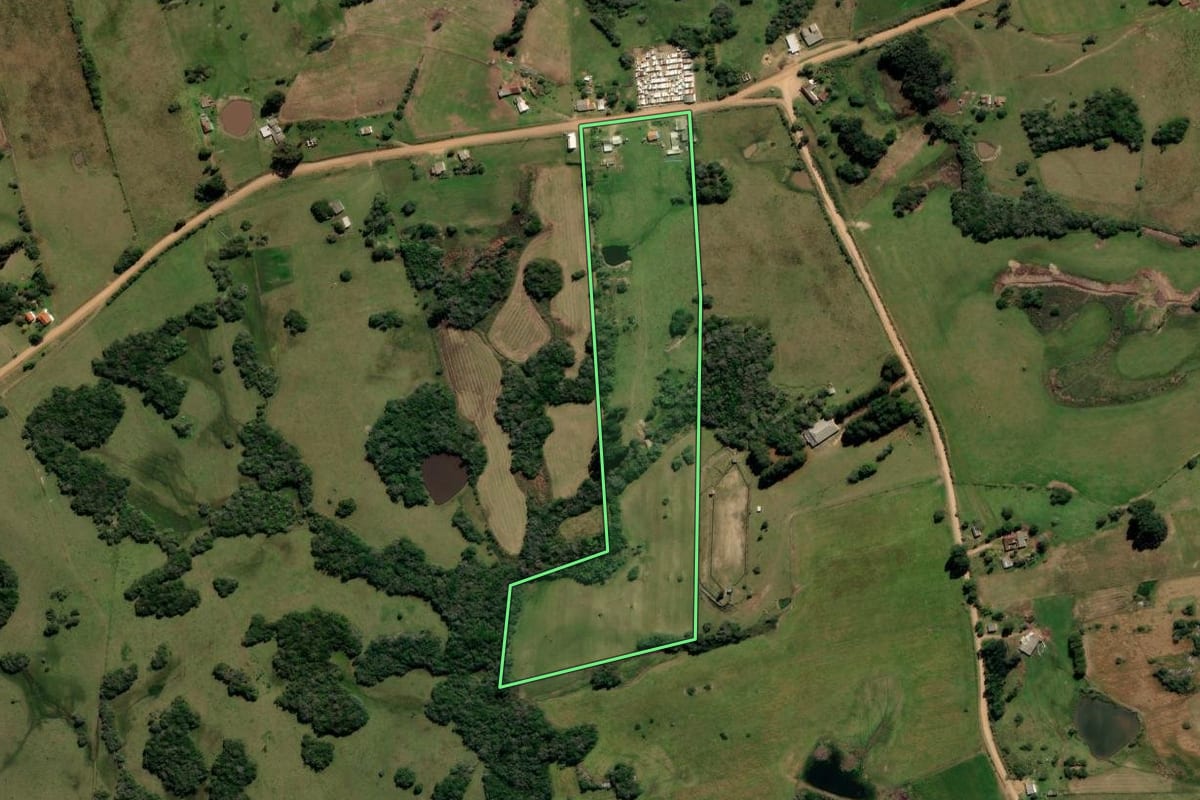 Imagem de satélite do imóvel rural em Canguçu (RS), com o contorno declarado no CAR desenhado por cima.