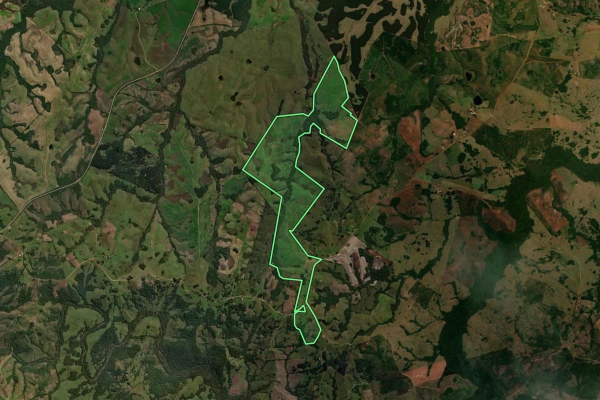 Imagem de satélite do imóvel rural em Canguçu (RS), com o contorno declarado no CAR desenhado por cima.