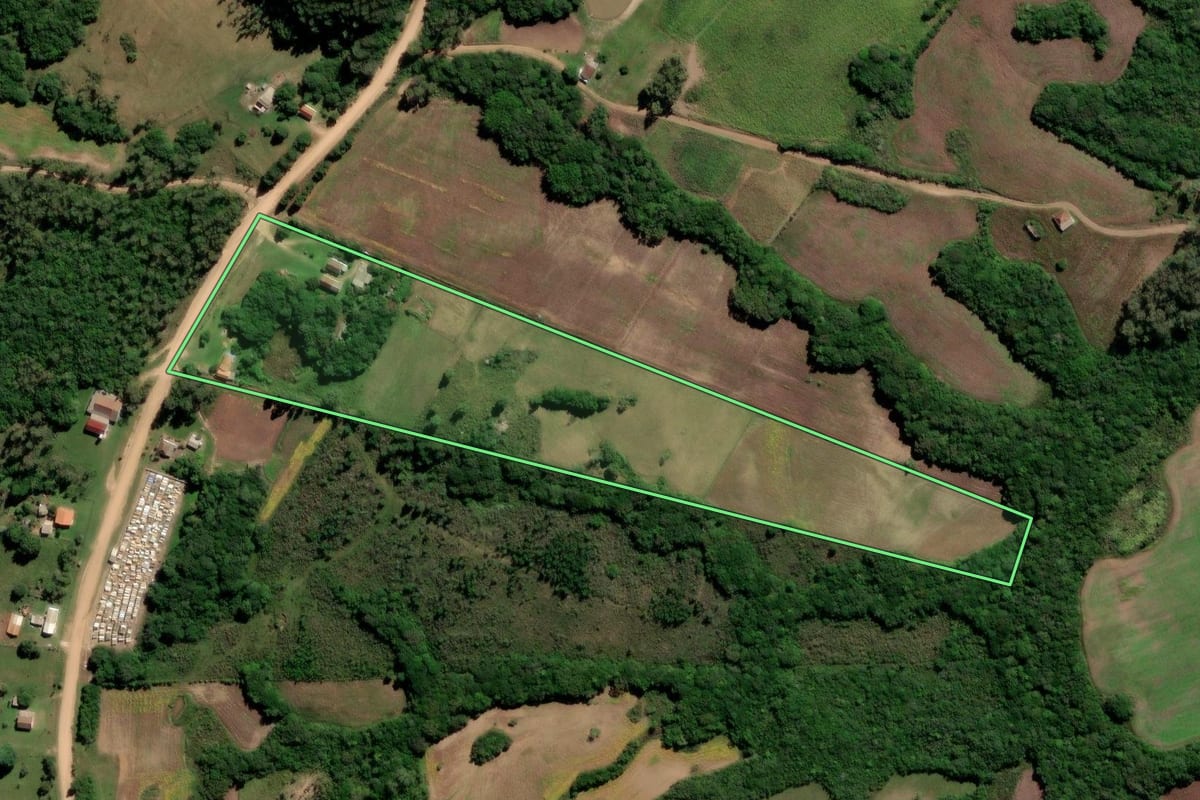 Imagem de satélite do imóvel rural em Canguçu (RS), com o contorno declarado no CAR desenhado por cima.