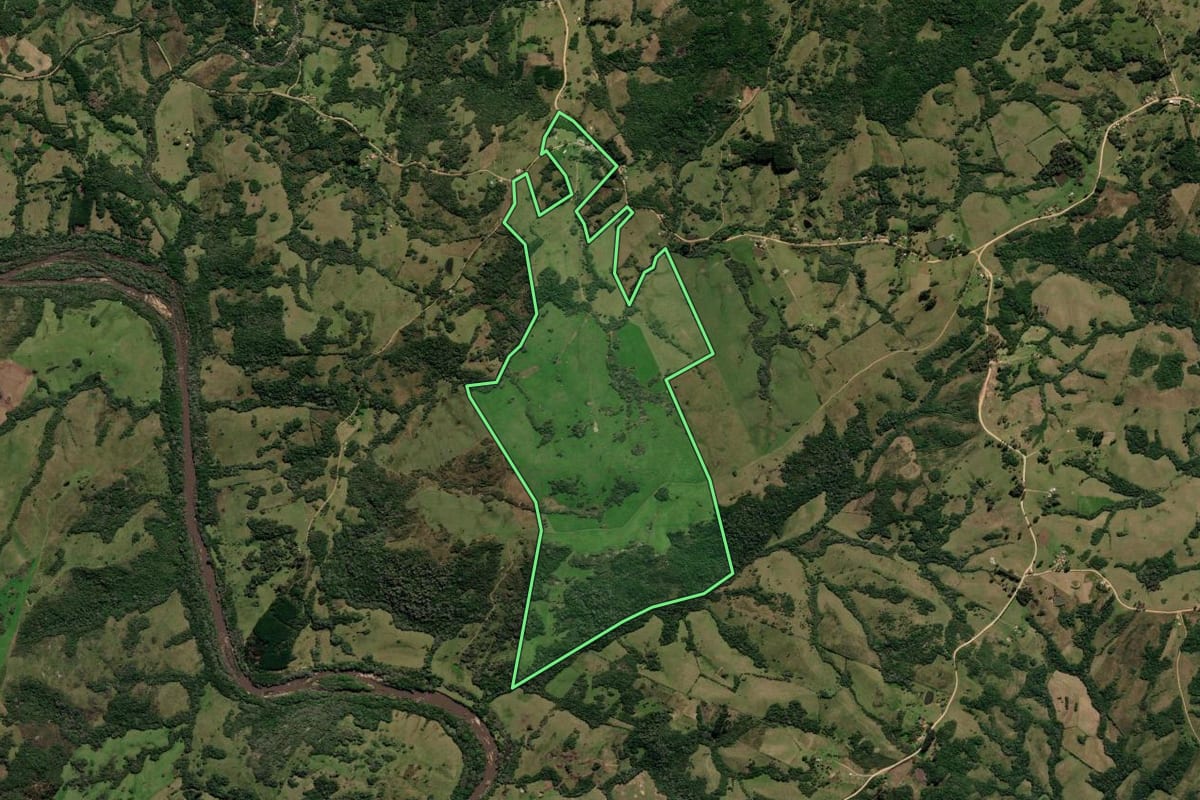 Imagem de satélite do imóvel rural em Canguçu (RS), com o contorno declarado no CAR desenhado por cima.