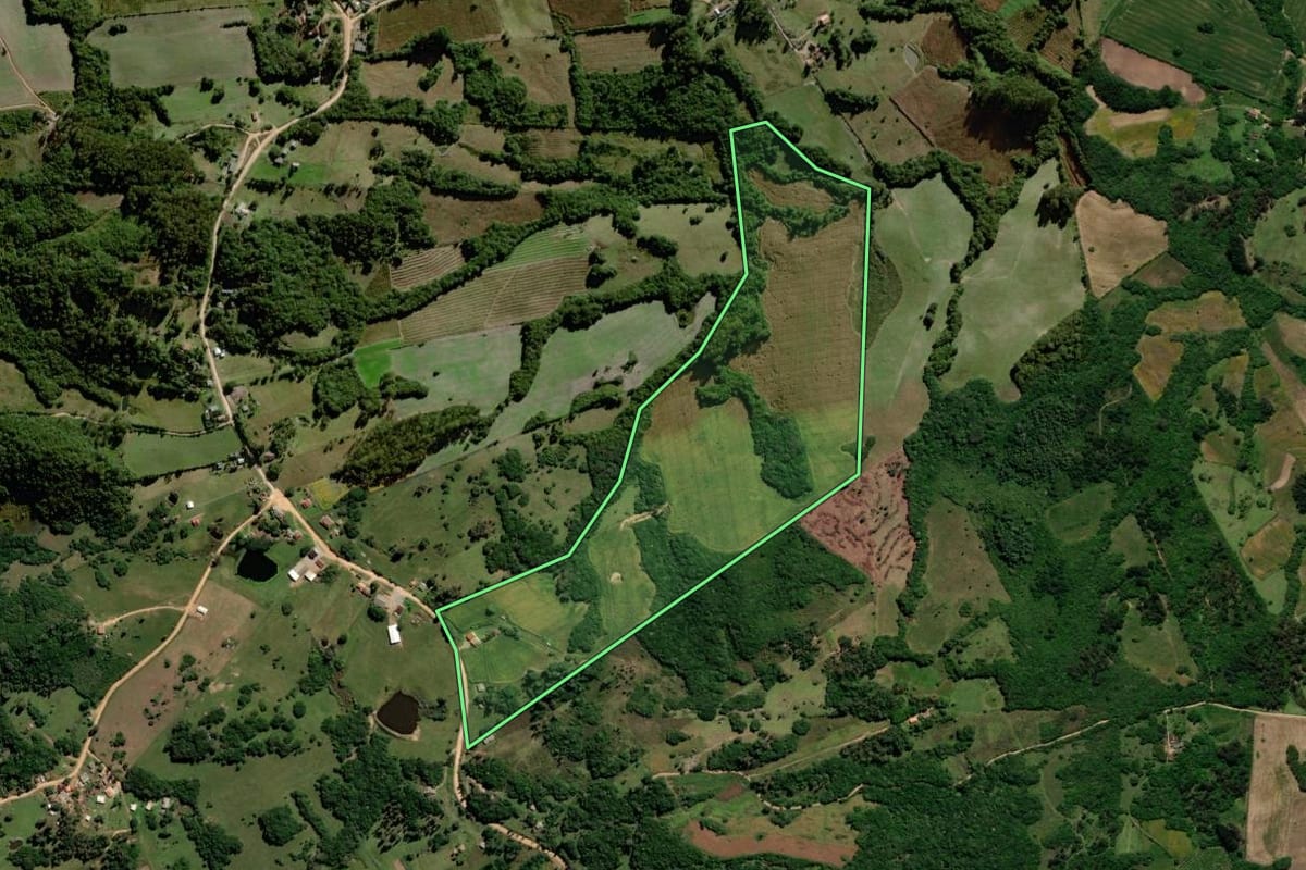 Imagem de satélite do imóvel rural em Canguçu (RS), com o contorno declarado no CAR desenhado por cima.