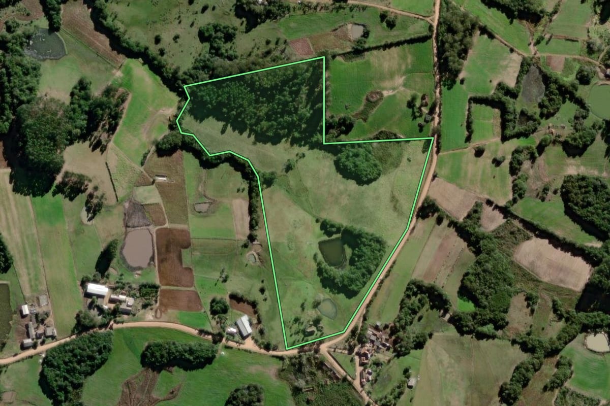 Imagem de satélite do imóvel rural em Canguçu (RS), com o contorno declarado no CAR desenhado por cima.