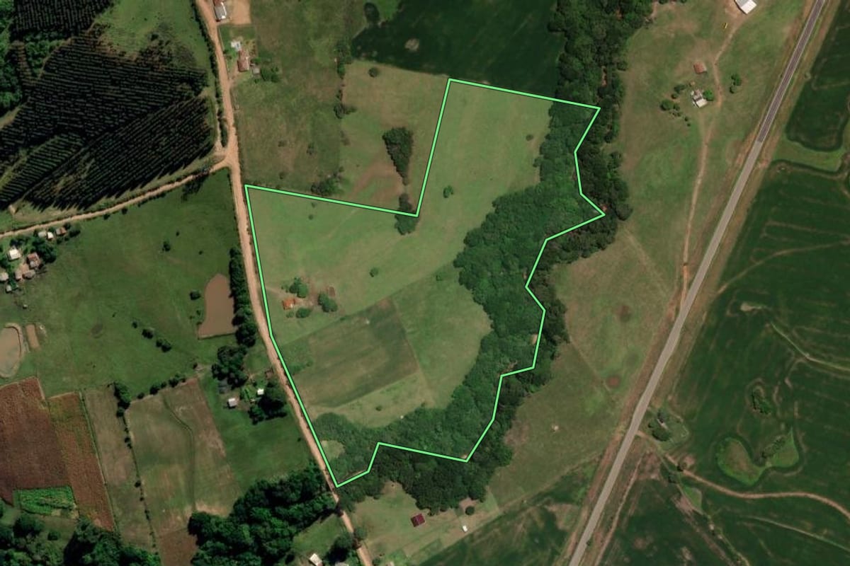 Imagem de satélite do imóvel rural em Canguçu (RS), com o contorno declarado no CAR desenhado por cima.