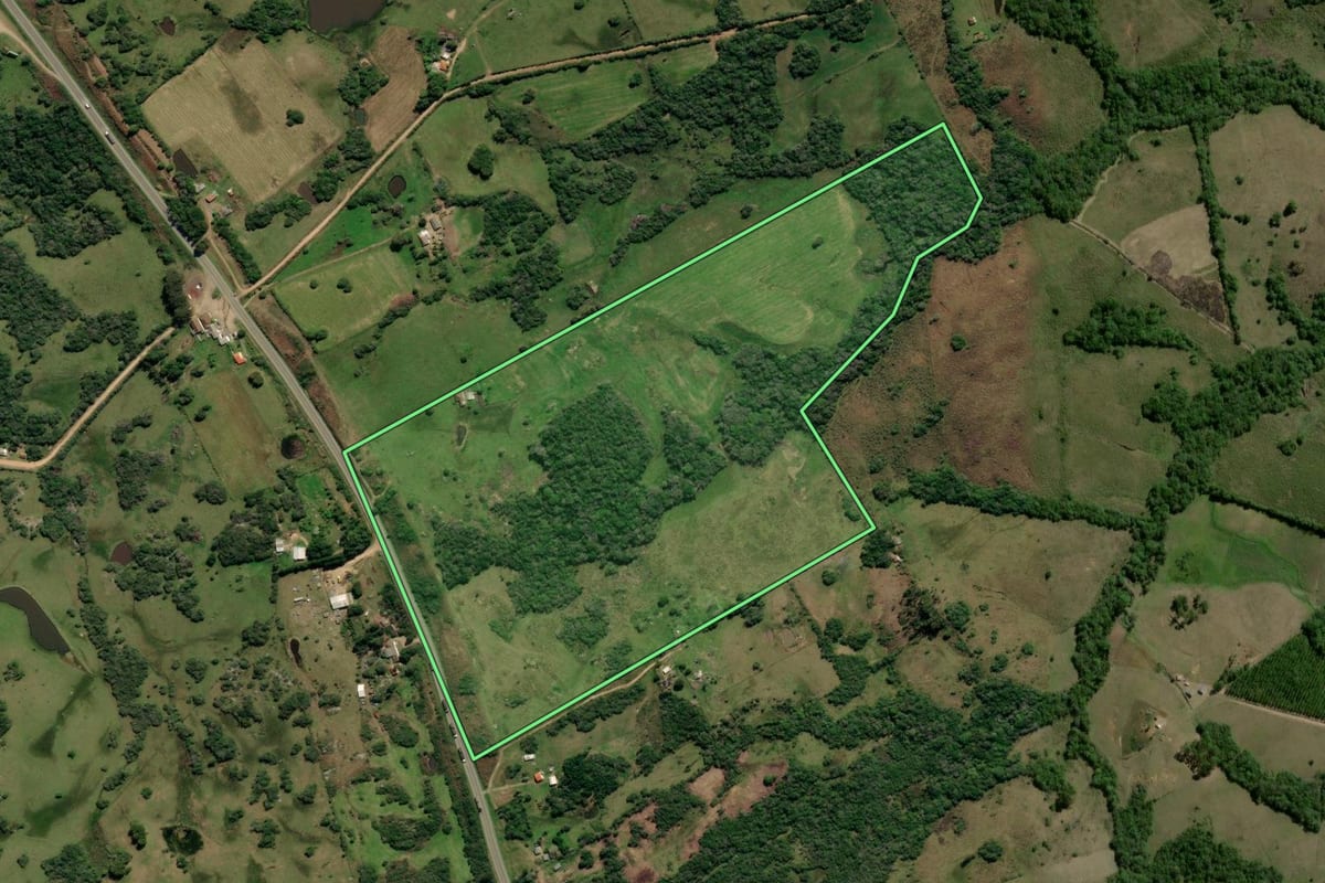 Imagem de satélite do imóvel rural em Canguçu (RS), com o contorno declarado no CAR desenhado por cima.