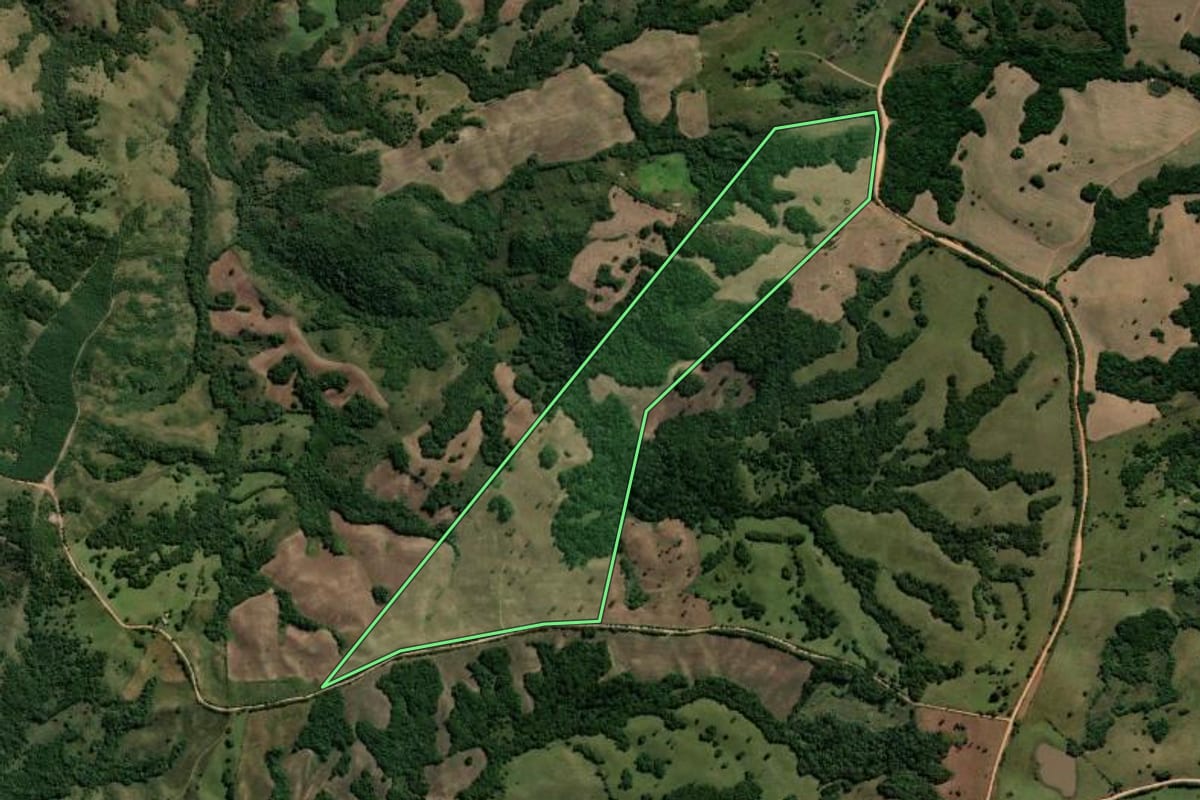 Imagem de satélite do imóvel rural em Canguçu (RS), com o contorno declarado no CAR desenhado por cima.