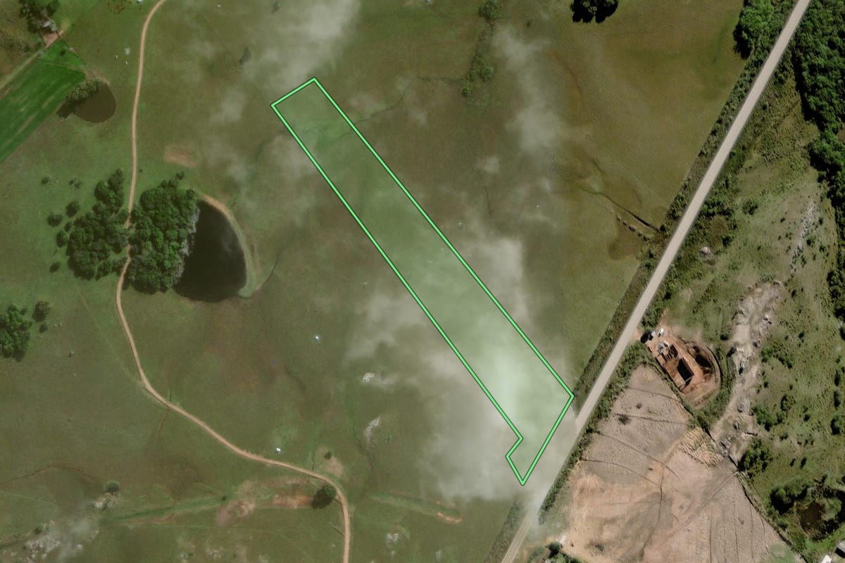 Imagem de satélite do imóvel rural em Canguçu (RS), com o contorno declarado no CAR desenhado por cima.