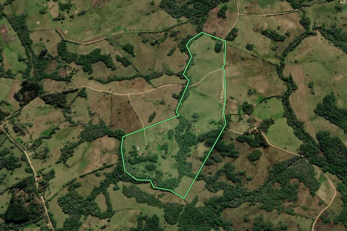 Imagem de satélite do imóvel rural em Canguçu (RS), com o contorno declarado no CAR desenhado por cima.