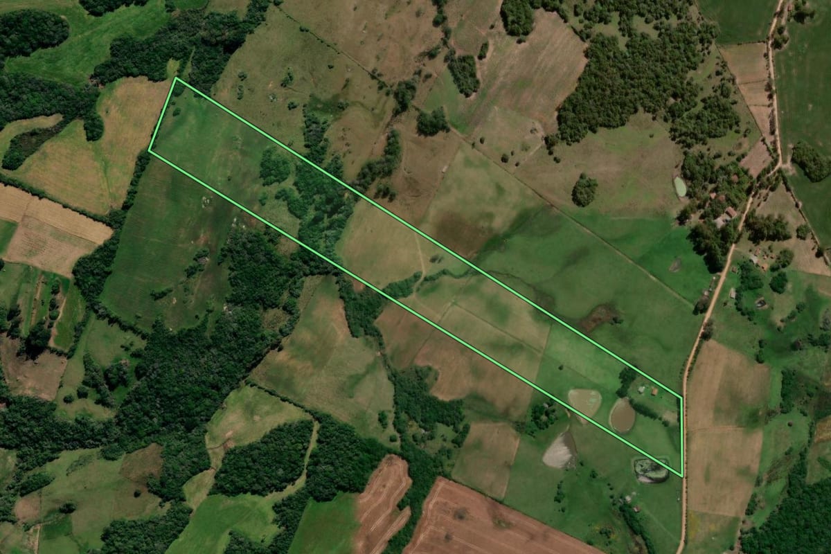 Imagem de satélite do imóvel rural em Canguçu (RS), com o contorno declarado no CAR desenhado por cima.