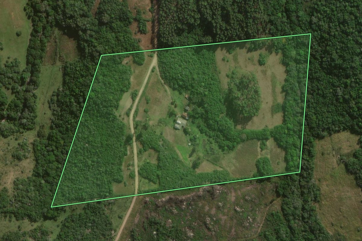 Imagem de satélite do imóvel rural em Canguçu (RS), com o contorno declarado no CAR desenhado por cima.