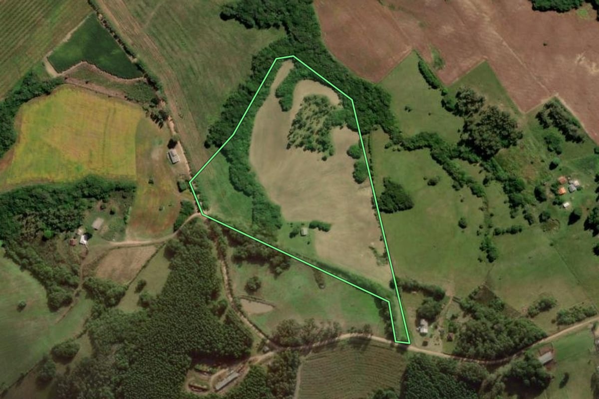 Imagem de satélite do imóvel rural em Canguçu (RS), com o contorno declarado no CAR desenhado por cima.