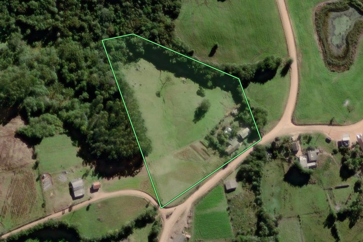 Imagem de satélite do imóvel rural em Canguçu (RS), com o contorno declarado no CAR desenhado por cima.