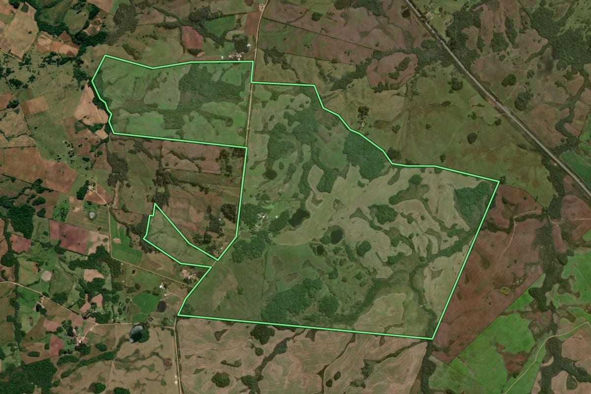 Imagem de satélite do imóvel rural em Canguçu (RS), com o contorno declarado no CAR desenhado por cima.