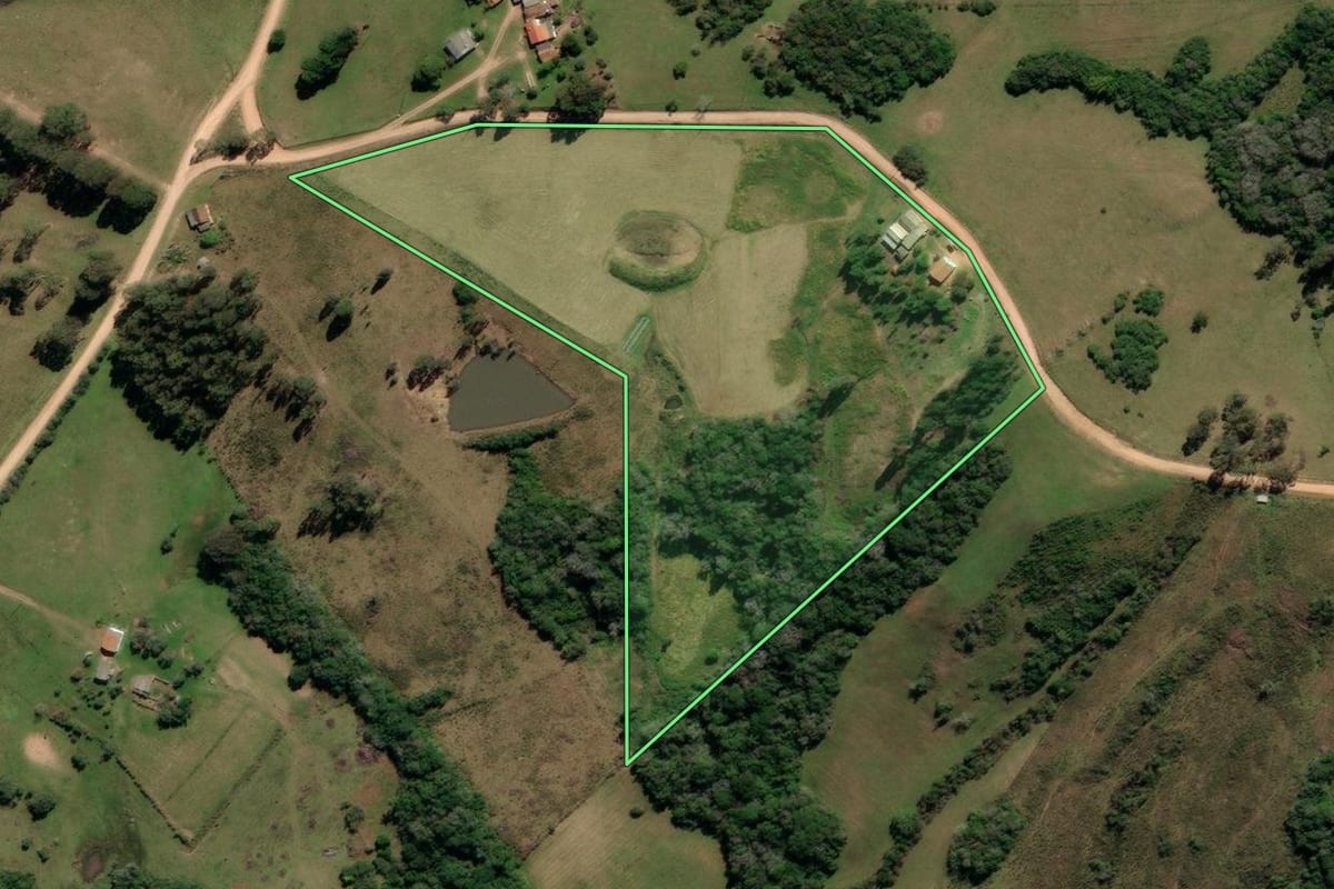 Imagem de satélite do imóvel rural em Canguçu (RS), com o contorno declarado no CAR desenhado por cima.