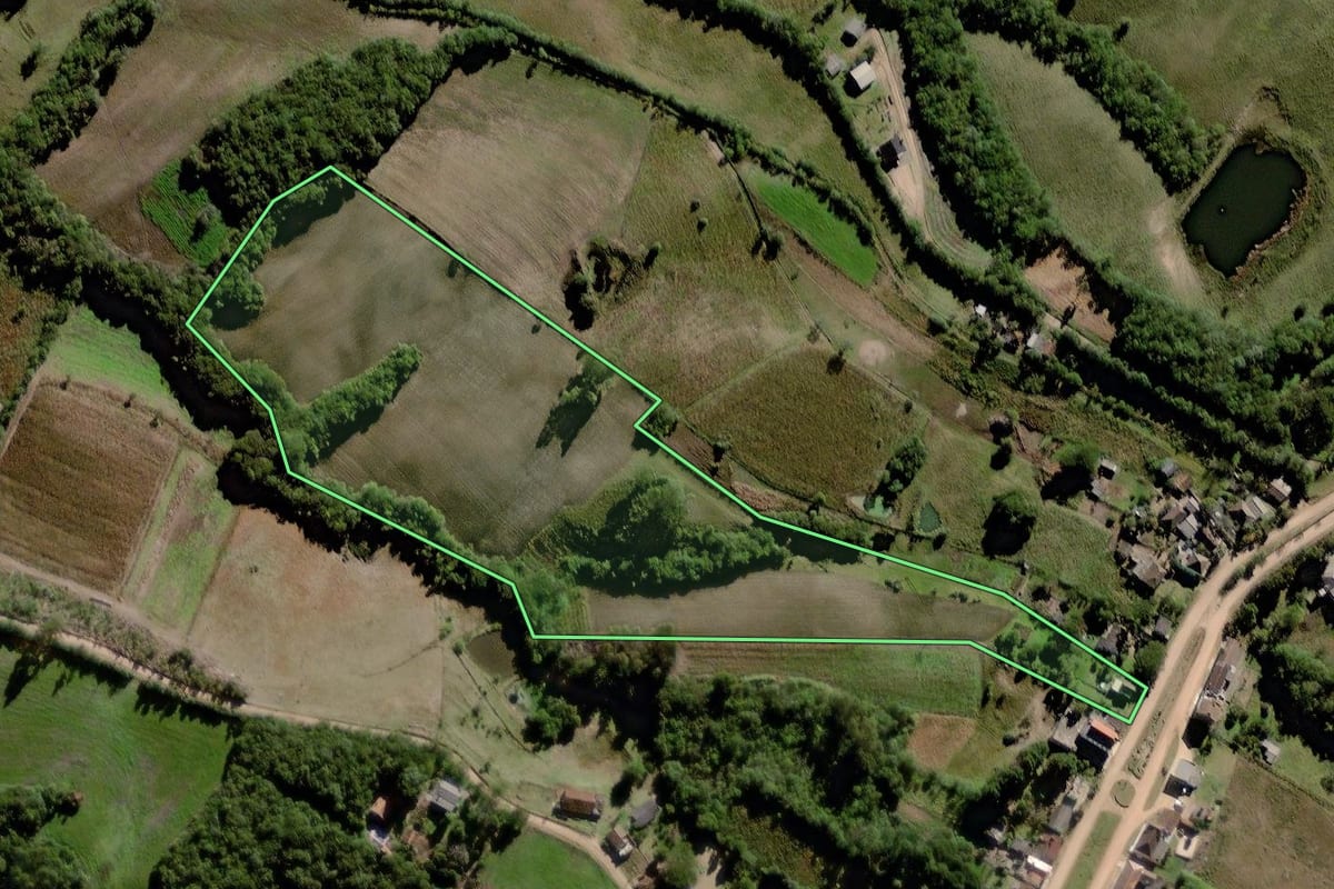 Imagem de satélite do imóvel rural em Canguçu (RS), com o contorno declarado no CAR desenhado por cima.
