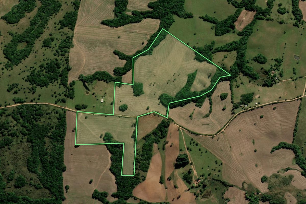 Imagem de satélite do imóvel rural em Canguçu (RS), com o contorno declarado no CAR desenhado por cima.