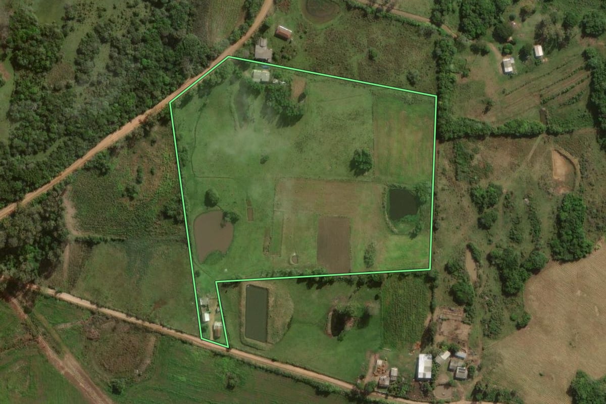 Imagem de satélite do imóvel rural em Canguçu (RS), com o contorno declarado no CAR desenhado por cima.