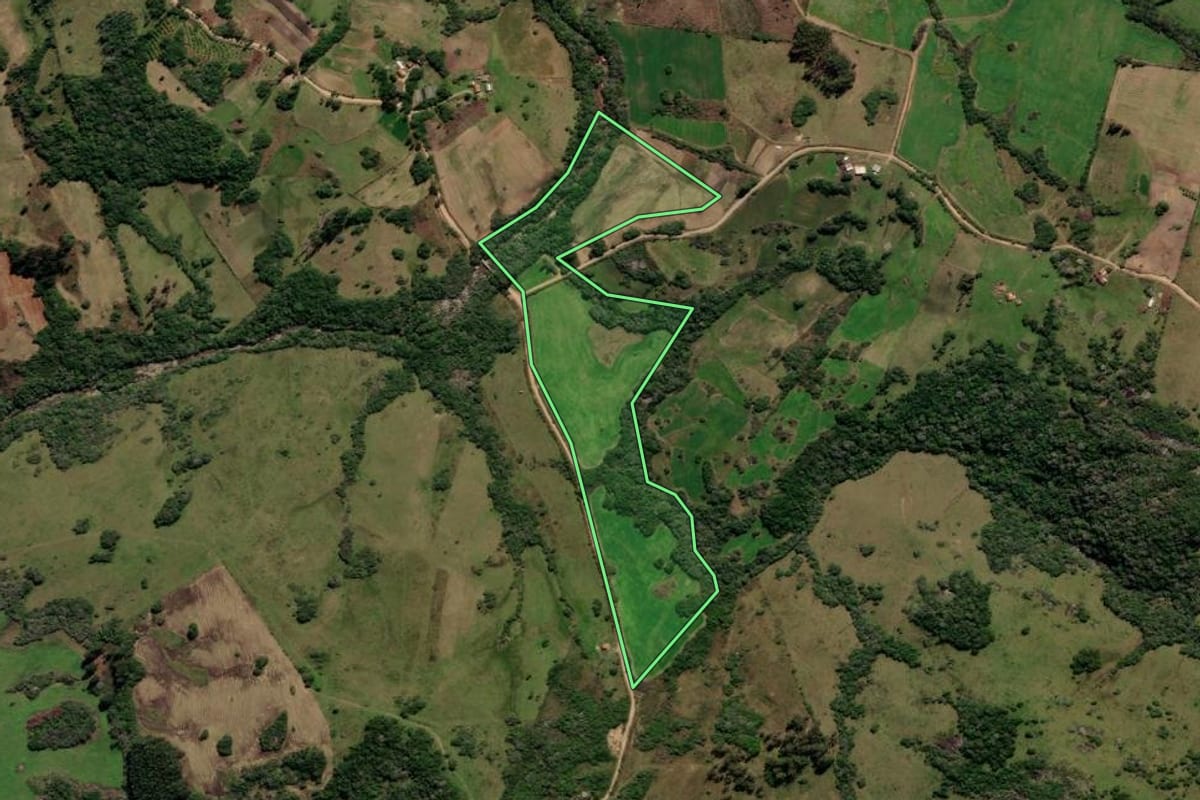 Imagem de satélite do imóvel rural em Canguçu (RS), com o contorno declarado no CAR desenhado por cima.