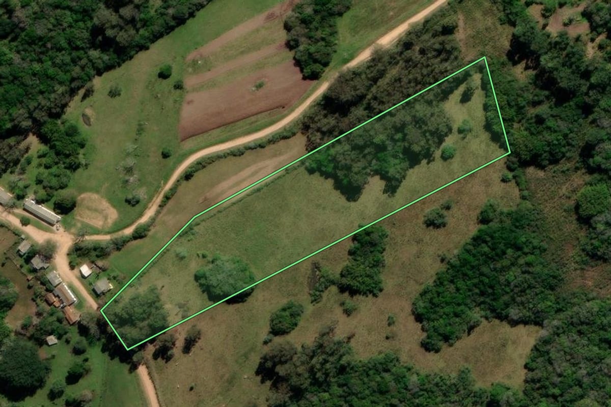 Imagem de satélite do imóvel rural em Canguçu (RS), com o contorno declarado no CAR desenhado por cima.