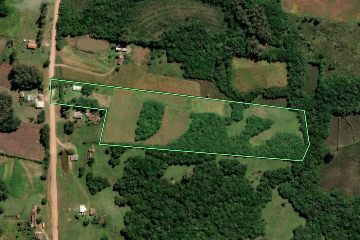 Imagem de satélite do imóvel rural em Canguçu (RS), com o contorno declarado no CAR desenhado por cima.