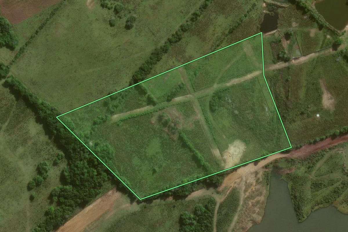 Imagem de satélite do imóvel rural em Canguçu (RS), com o contorno declarado no CAR desenhado por cima.