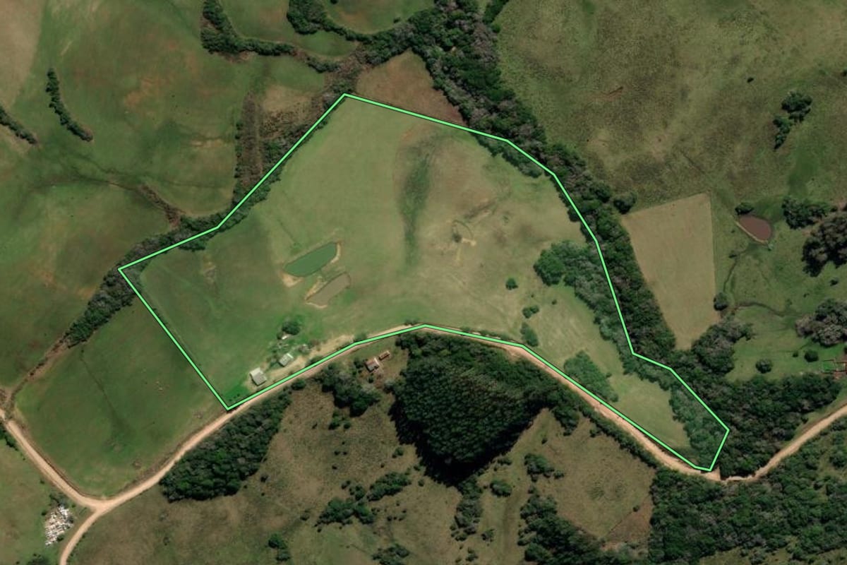 Imagem de satélite do imóvel rural em Canguçu (RS), com o contorno declarado no CAR desenhado por cima.