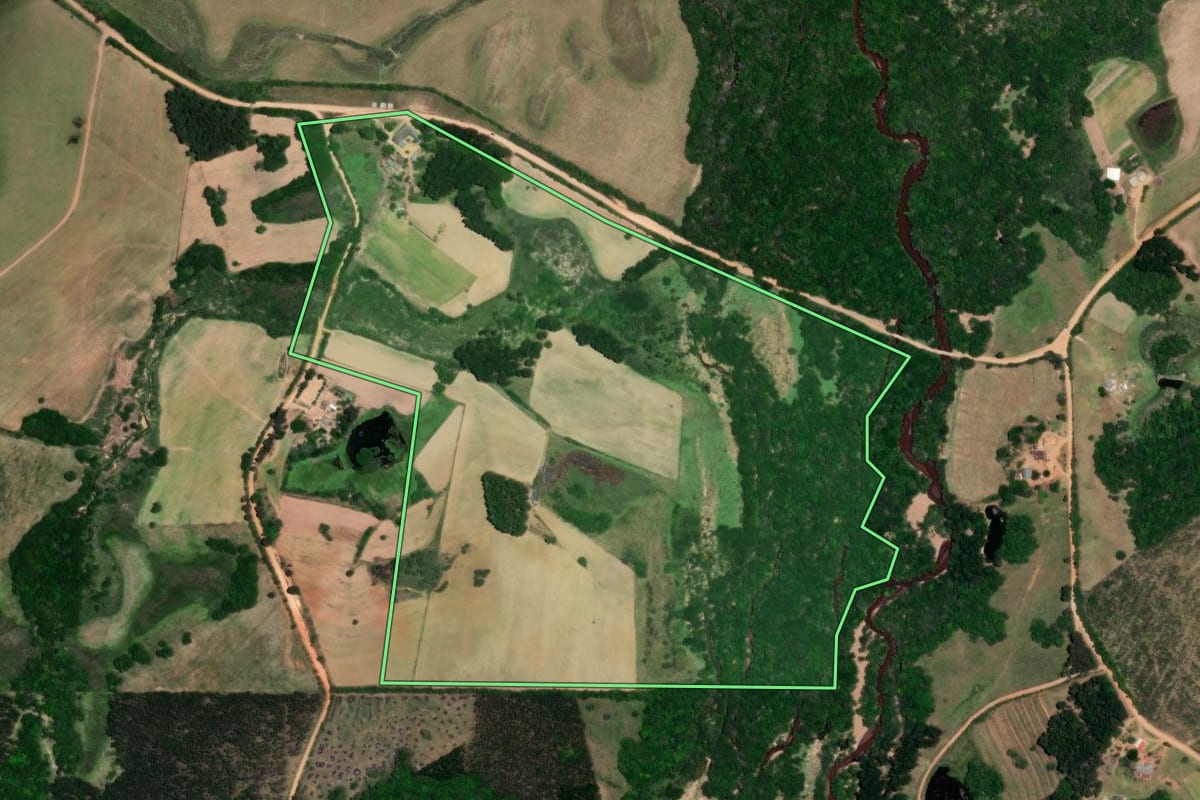 Imagem de satélite do imóvel rural em Canguçu (RS), com o contorno declarado no CAR desenhado por cima.