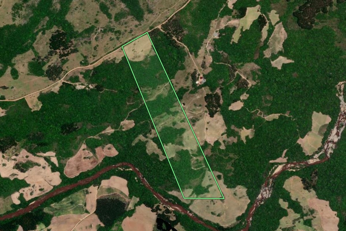 Imagem de satélite do imóvel rural em Canguçu (RS), com o contorno declarado no CAR desenhado por cima.