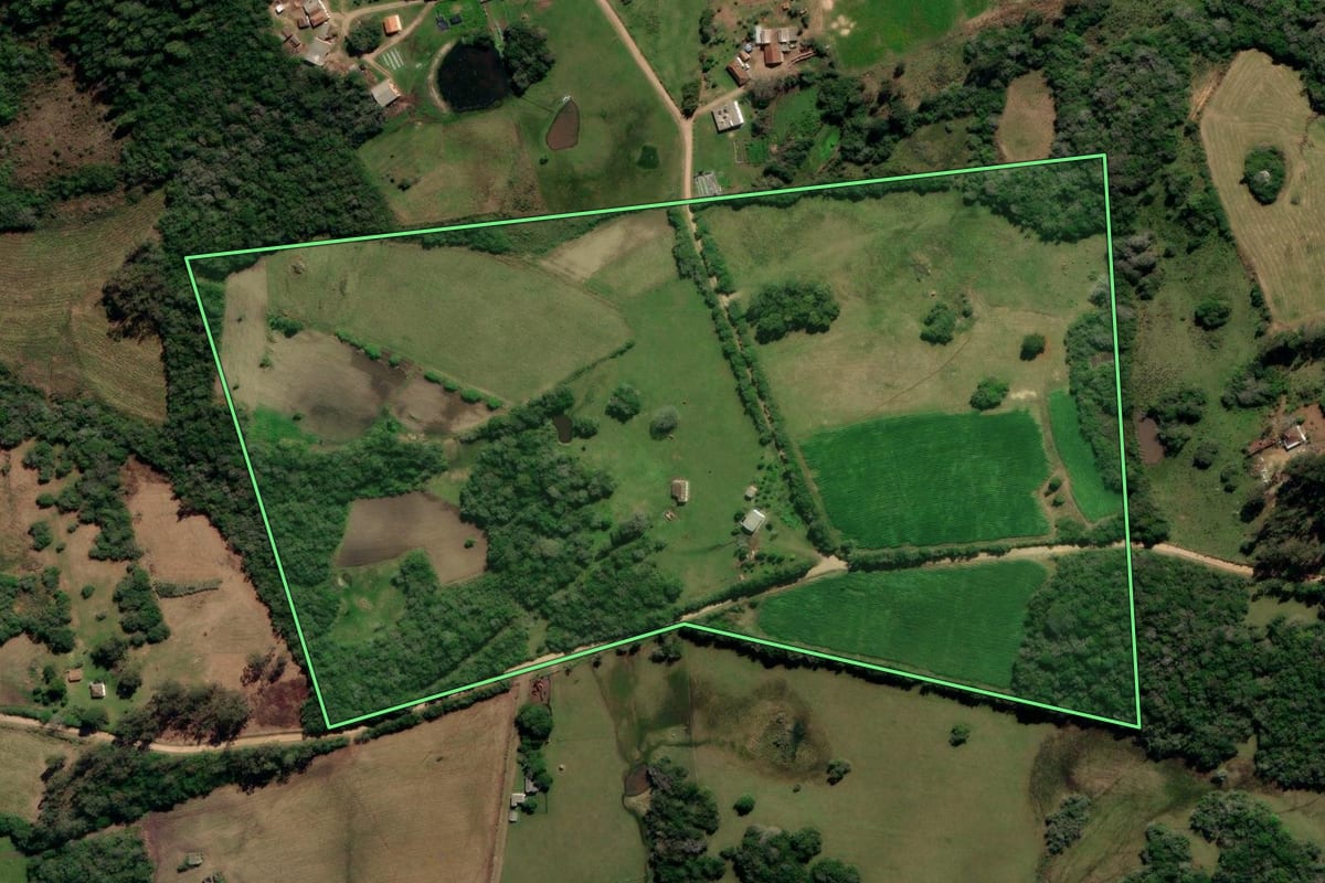 Imagem de satélite do imóvel rural em Canguçu (RS), com o contorno declarado no CAR desenhado por cima.