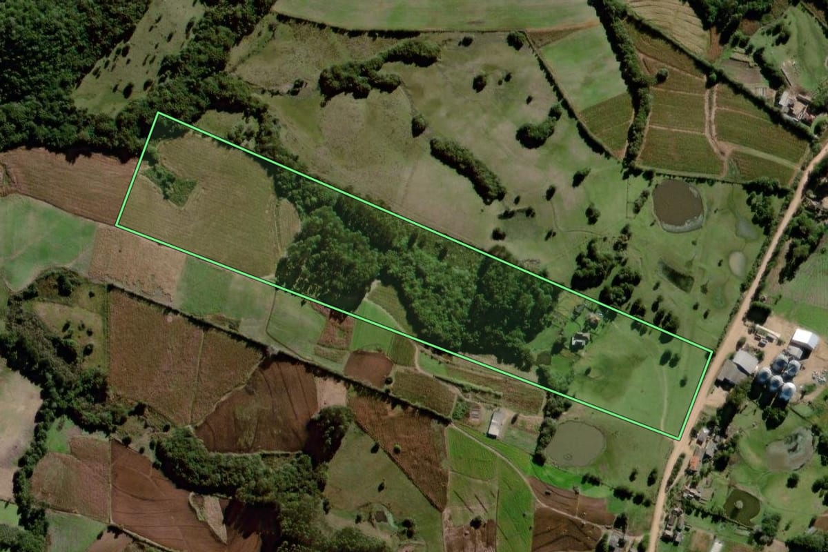 Imagem de satélite do imóvel rural em Canguçu (RS), com o contorno declarado no CAR desenhado por cima.