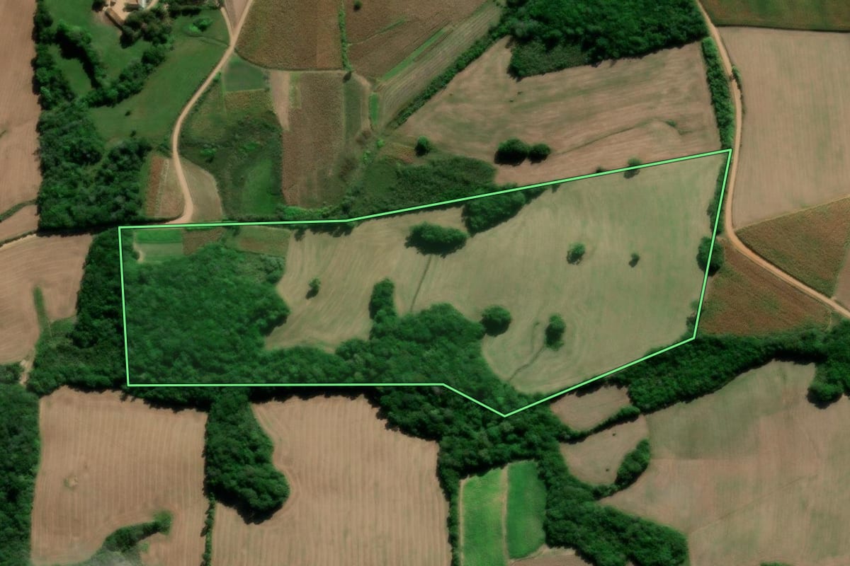 Imagem de satélite do imóvel rural em Canguçu (RS), com o contorno declarado no CAR desenhado por cima.
