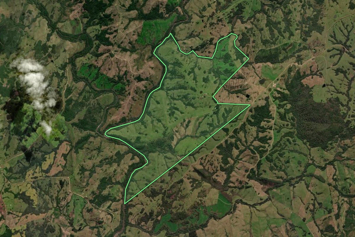 Imagem de satélite do imóvel rural em Canguçu (RS), com o contorno declarado no CAR desenhado por cima.