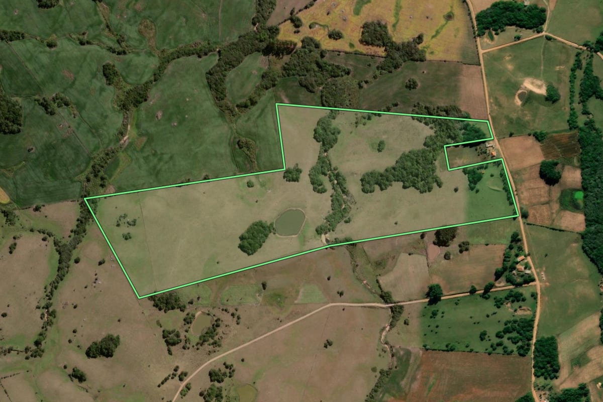 Imagem de satélite do imóvel rural em Canguçu (RS), com o contorno declarado no CAR desenhado por cima.